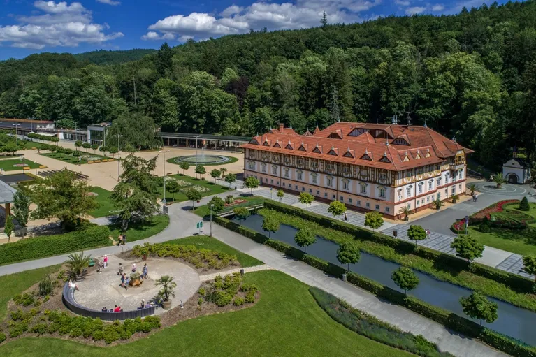 Hotel Jurkovičův dům – pohled od lázeňské kolonády Hotel Jurkovičův dům – pohled od lázeňské kolonády